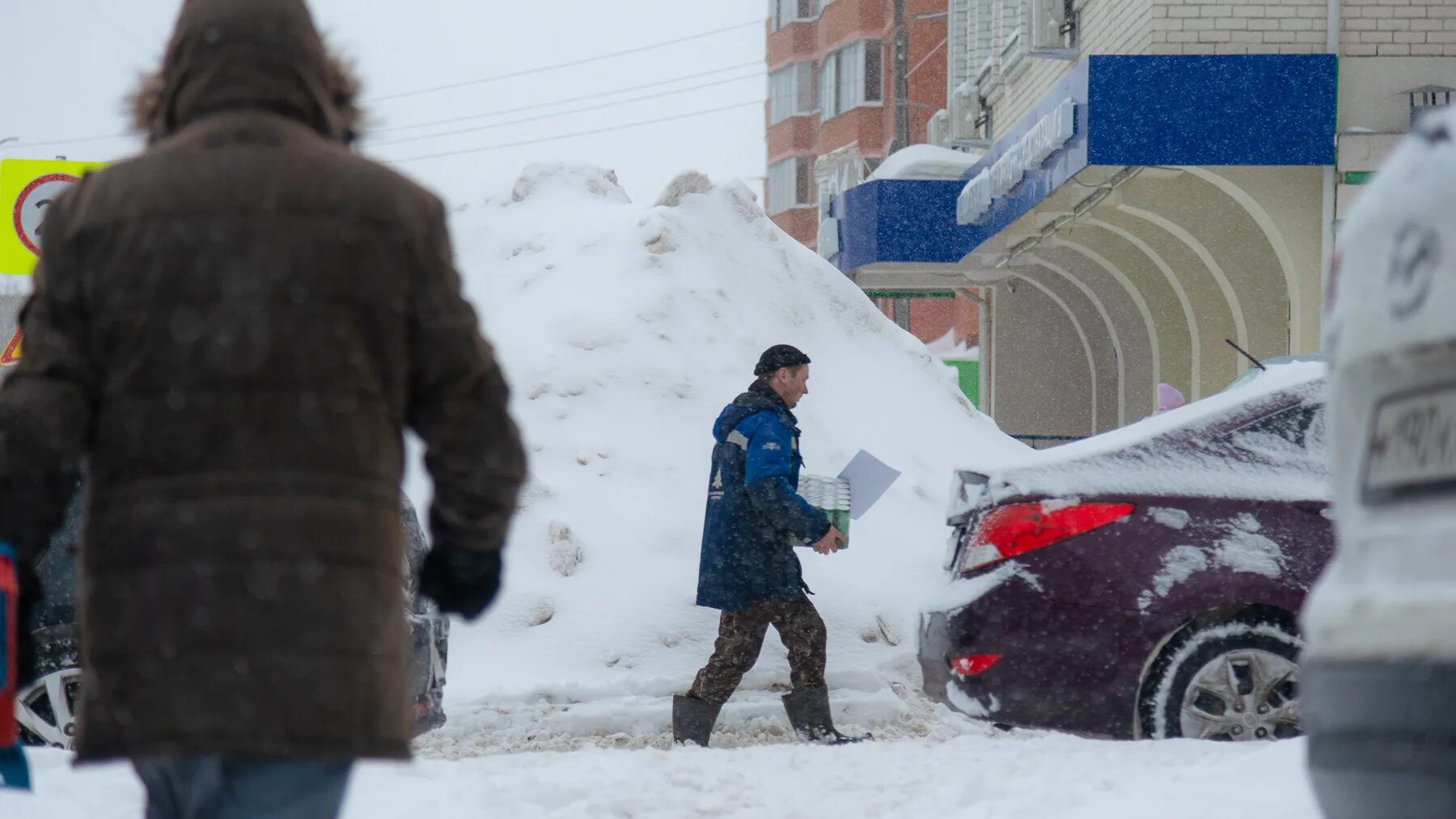 Сугробы в Архангельске. Архангельск снег. Архангельск завалило снегом. Заснеженный Архангельск. День высоких сугробов