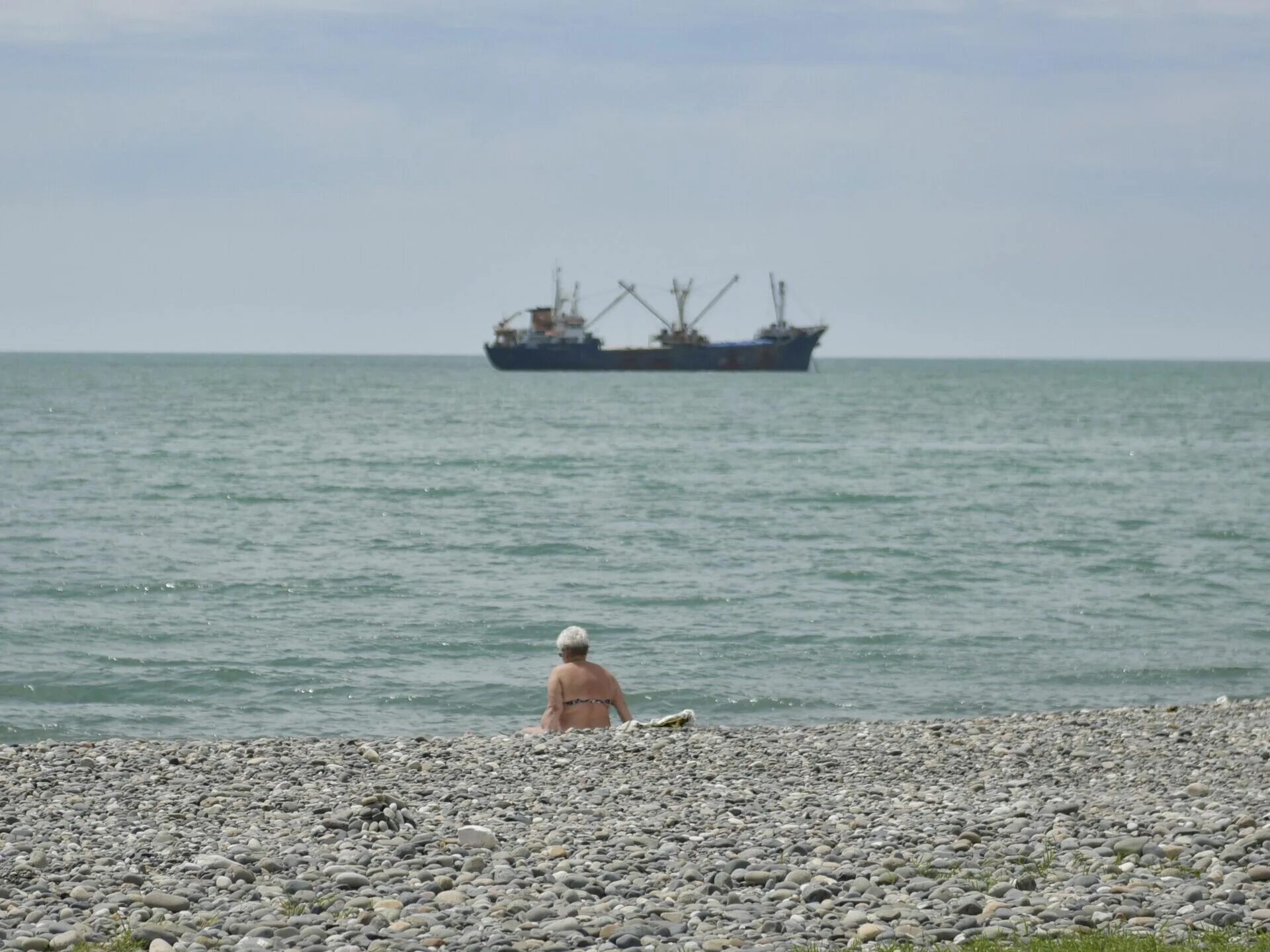 Купаются ли в абхазии в июне. Черное море сухуми. абхазия море. море в абхазии сейчас. сухум море.