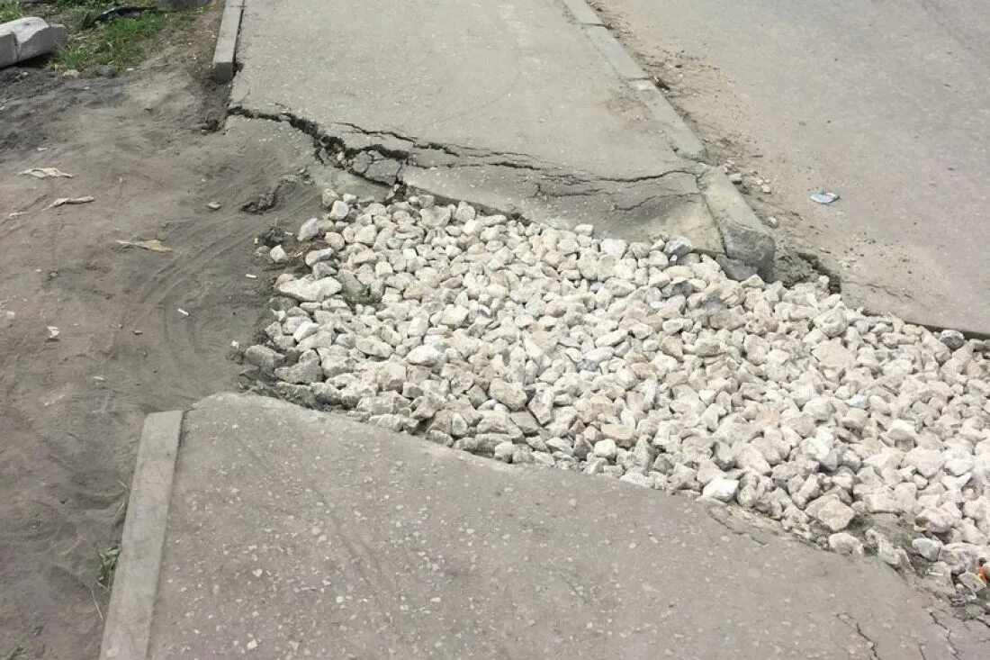 Завал на дороге 13 букв. Завалило камнями. дорога заваленная камнями. завал камнями фото.