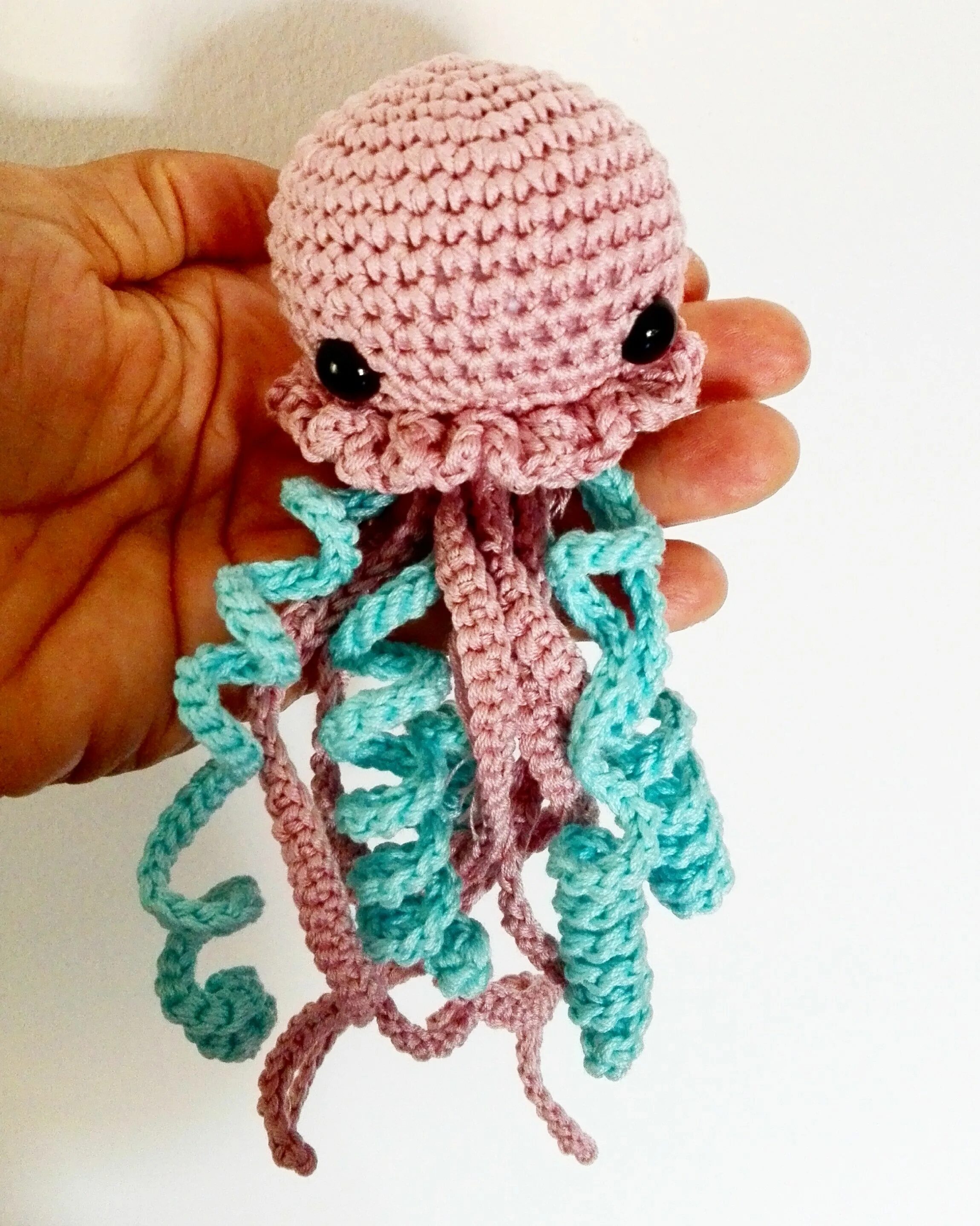 Медуза крючком. Игрушки амигуруми медузы. Медуза крючком амигуруми. Медуза из плюшевой пряжи крючком схема. Медуза крючком амигуруми.
