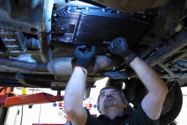 Замена масла в акпп рендж ровер. Рендж ровер вок 2003 сливное отверстие акпп. 2. Замена масла range rover 2007. 0 дизель 2014.