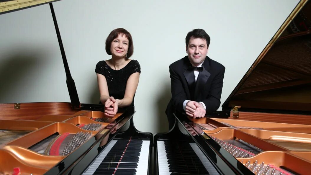 Фортепианный дуэт музыканты вилия пашкуте и томас дукантас. Пианисты дуэты. Фортепианный дуэт музыканты вилия пашкуте и томас дукантас. Пианистка софья сахнова. Виталий гаврук пианист.