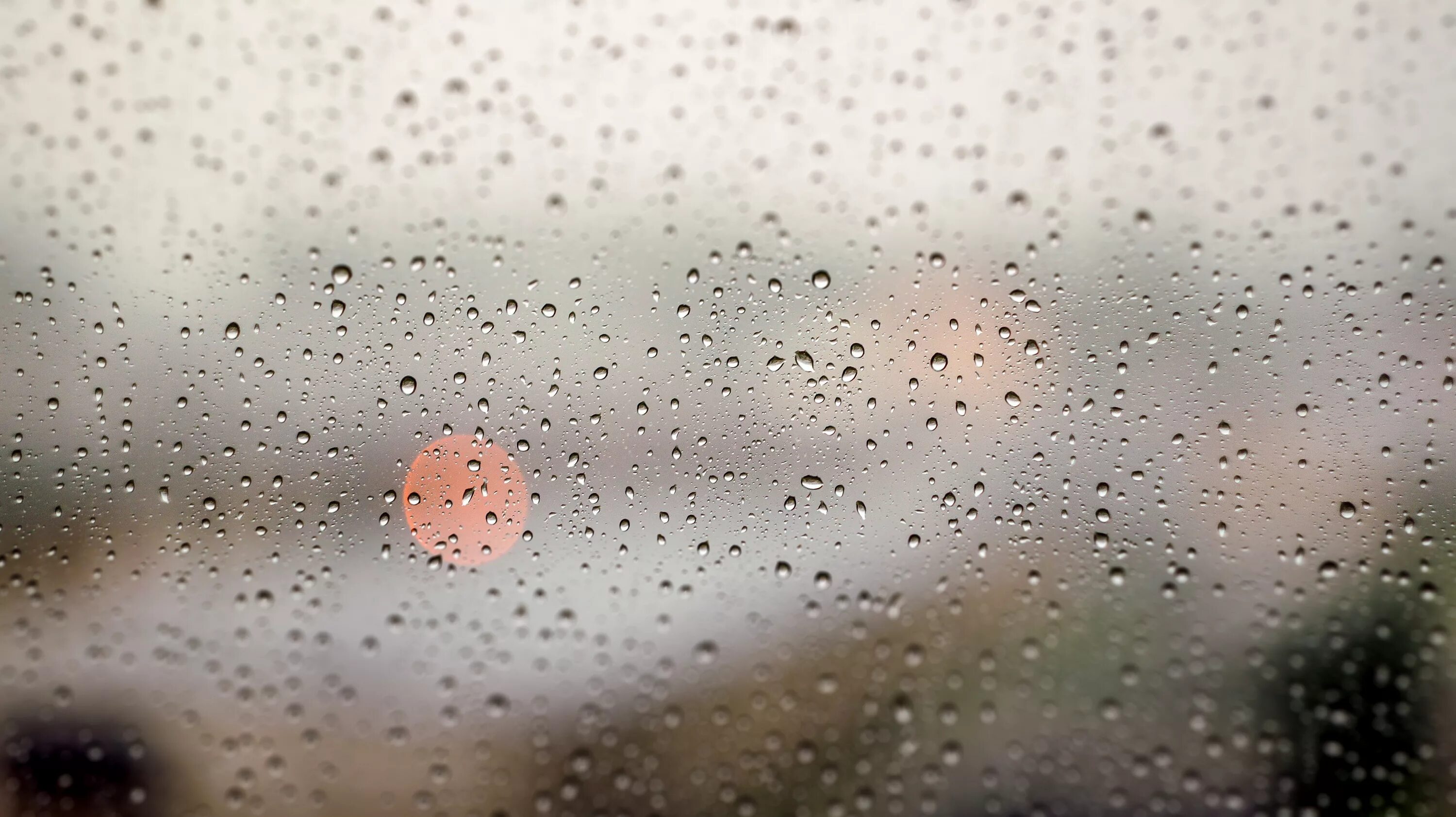 При попадании солнечного света на капли дождя. Капли на стекле. Капли дождя на стекле. Капли на окне. Дождевые капли на стекле.