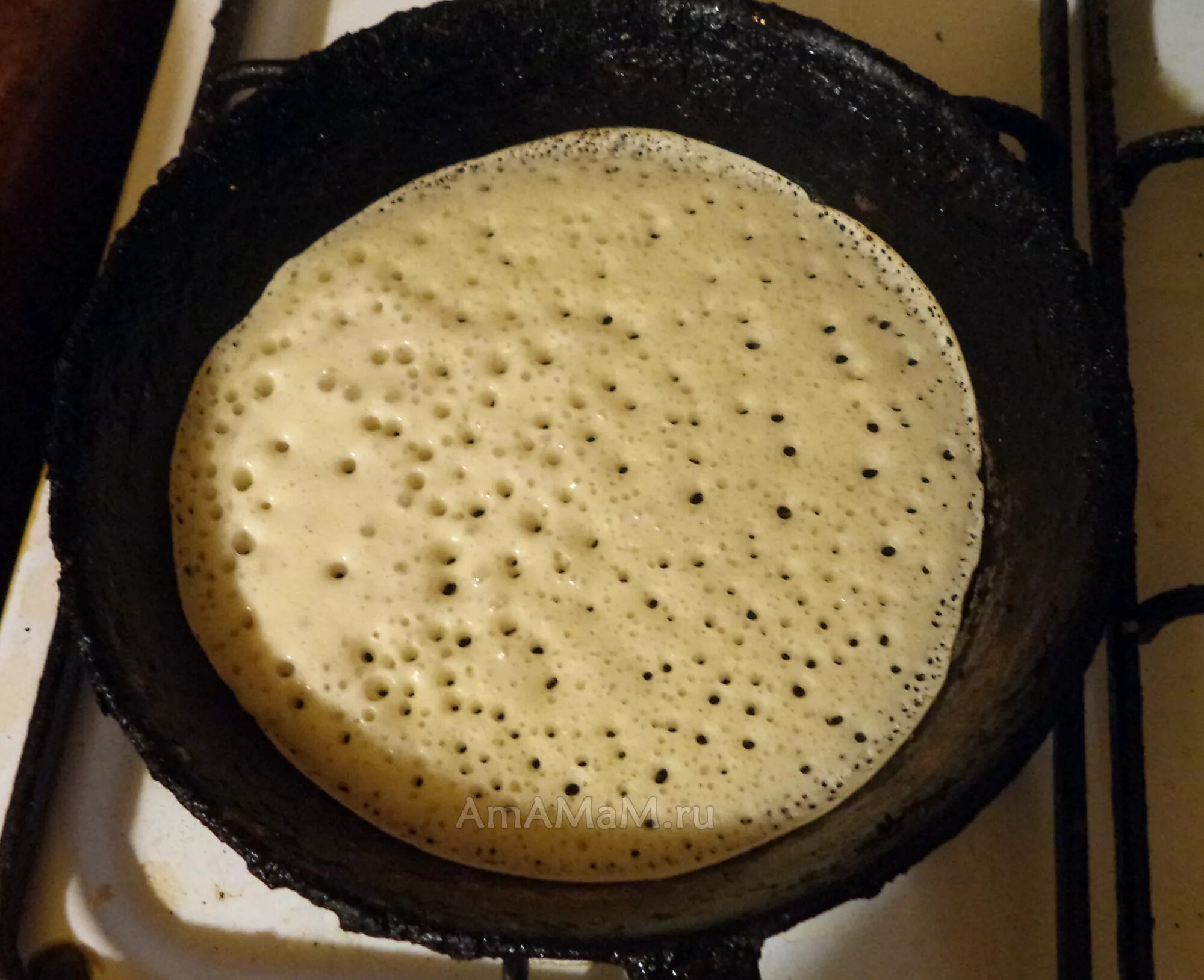 как переворачивать блины. переворачивает блин на сковороде. как переворачивать блины. сковородка для блинчиков. приспособления для переворачивания блинов и блинчиков.