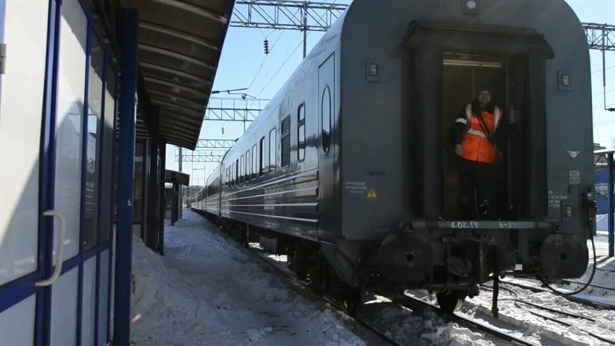 Хвостовой вагон пассажирского. Составитель вагонов. Составитель вагонов РЖД. Хвост поезда. Осаживание поезда.