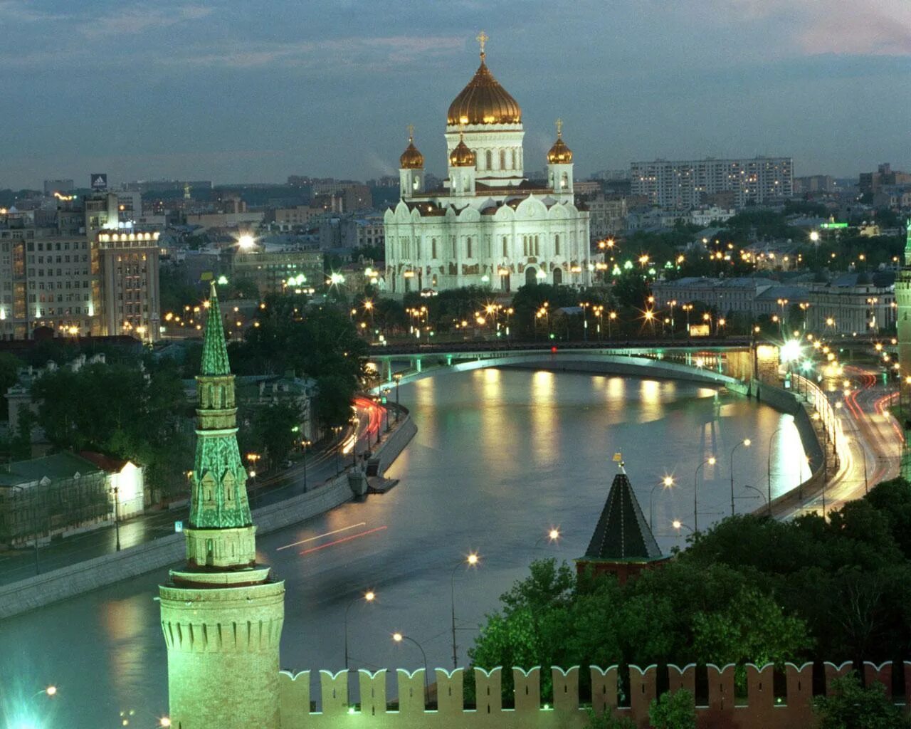 Кто бывал в этом городе. Храм Христа Спасителя и Кремль. Москва Великая столица. Храм Христа Спасителя и Москоу Сити. Москва столица РФ.