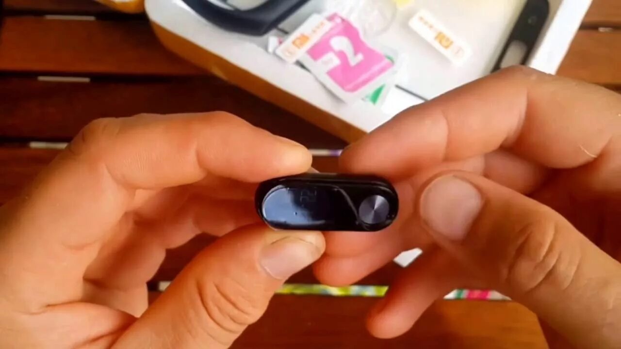 Стекло защитное на ми банд 7. Замена аккумулятора mi band 2. Mi band замена стекла. Царапины ми бэнд. Mi band 4 поцарапанный экран.