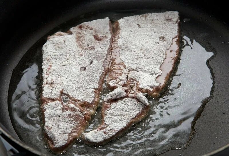 Жарка печени на сковороде. Печень кусками жареная на сковороде. Печень в муке на сковороде. Печень говядина в муке. Печень жареная кусками в муке с луком говяжья.