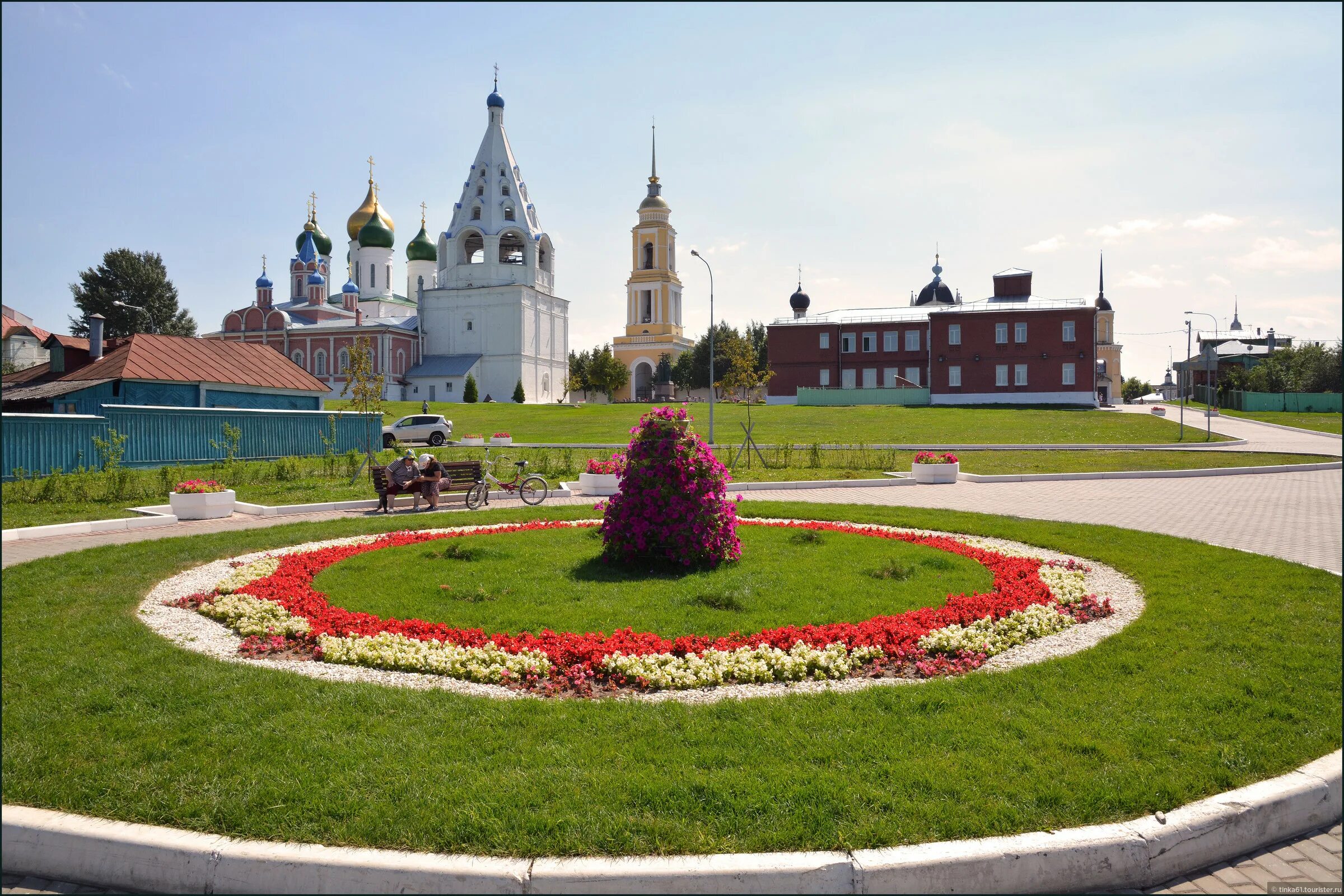 Подмосковный город в честь реки. Цветник на Соборной площади Коломна. Коломна площадь города. Соборная площадь Подмосковье. Коломна вид на Соборную площадь.