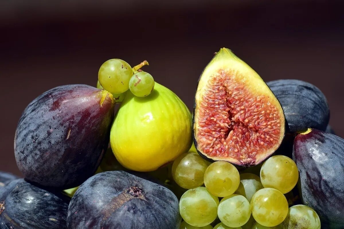Инжир в воде. Гранат и инжир. вкусные фрукты. фрукты востока. инжир и виноград.