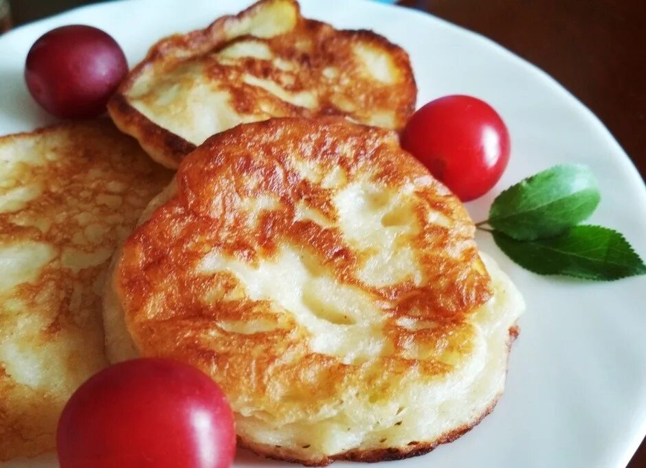 Оладушки с творогом на кефире. Оладьи с творогом и яблоками. Оладушки на кефире без яиц. Оладьи с яблоками на кефире пышные. Оладушки на кефире с яблоками.