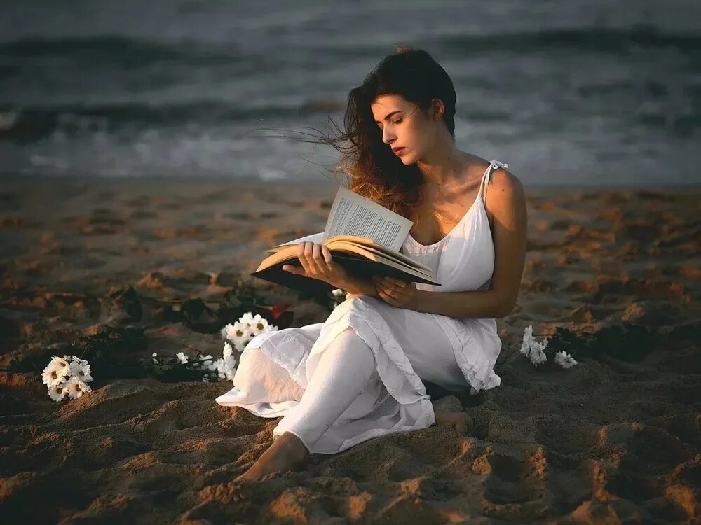 Что волнует женщин. Романтичная девушка. Девушка на берегу моря. Фотосессия на море. Романтичный образ девушки.