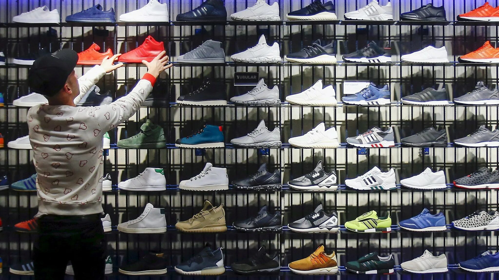 A pair of trainers кроссовки. Перепродажа кроссовок бизнес. Много кроссовок. Кроссовки найк сузуки. Много кроссовок.