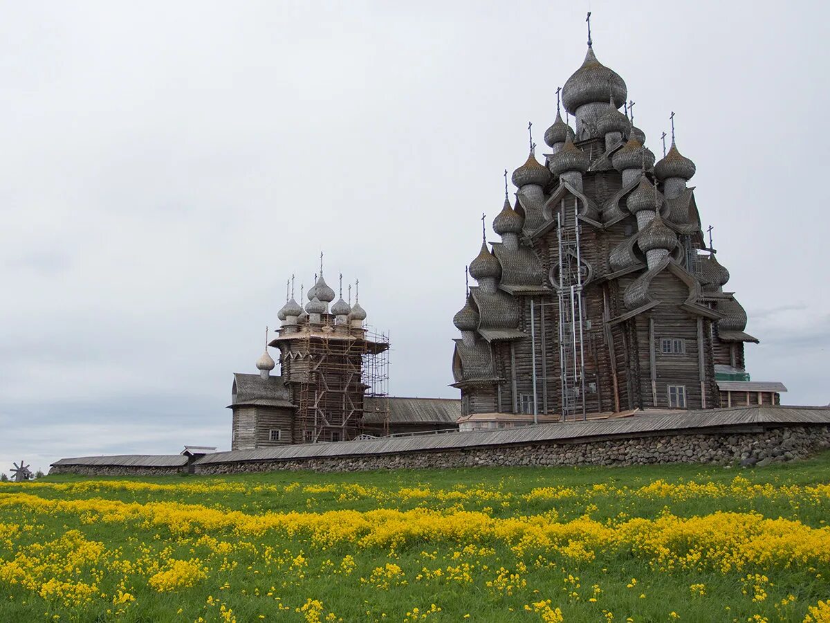 Остров кижи и музей традиционной деревянной архитектуры. Кижи Церковь Преображения Господня. Деревянные церкви Кижи. Храмовый комплекс в Кижах. Преображенская Церковь на острове Кижи.