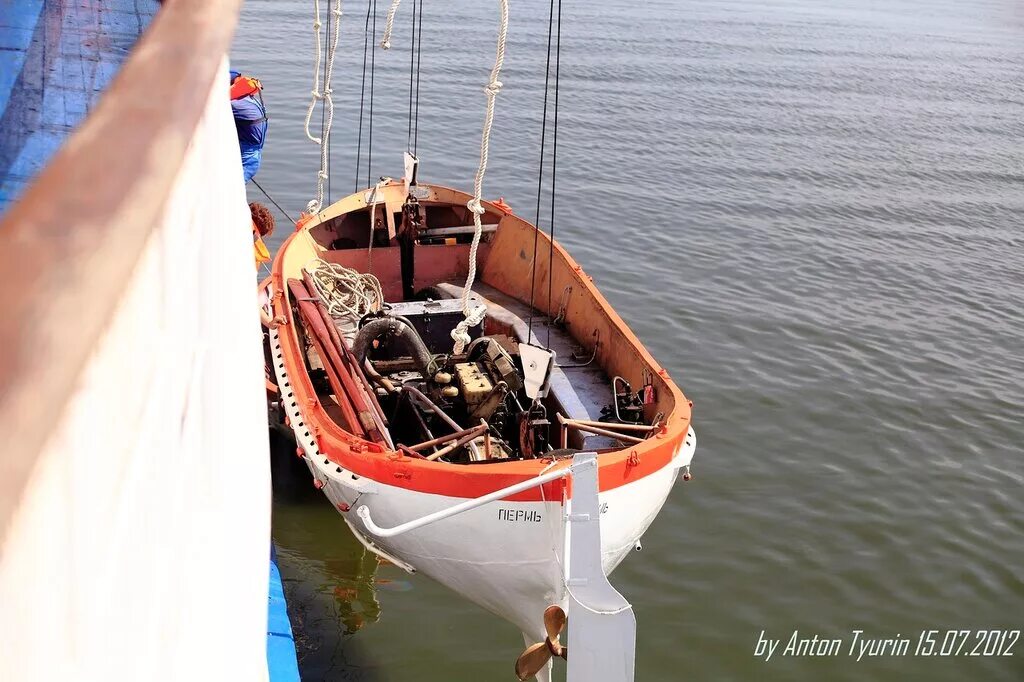 шлюпка на теплоходе