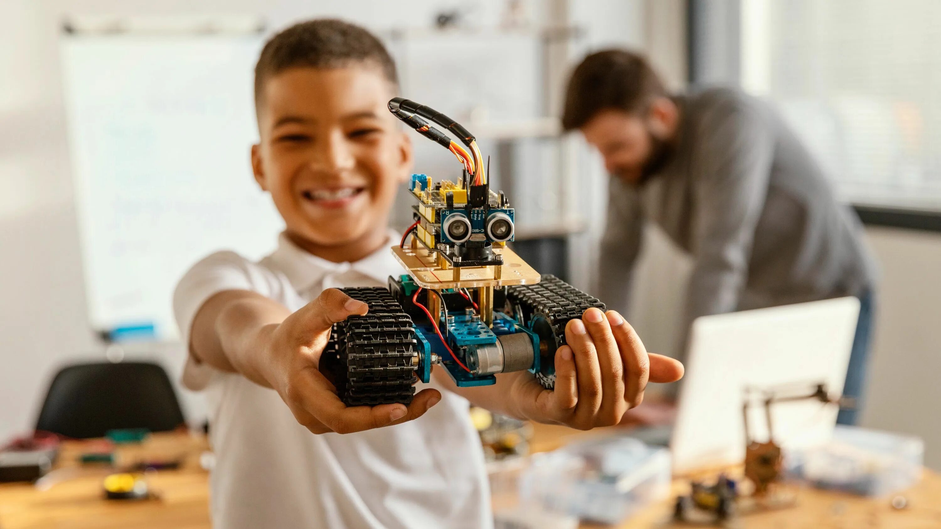 В 11 лет мальчик что делает. Дети делают роботов. Robotics for Kids. Класс робототехники. Школьники сделали робота.