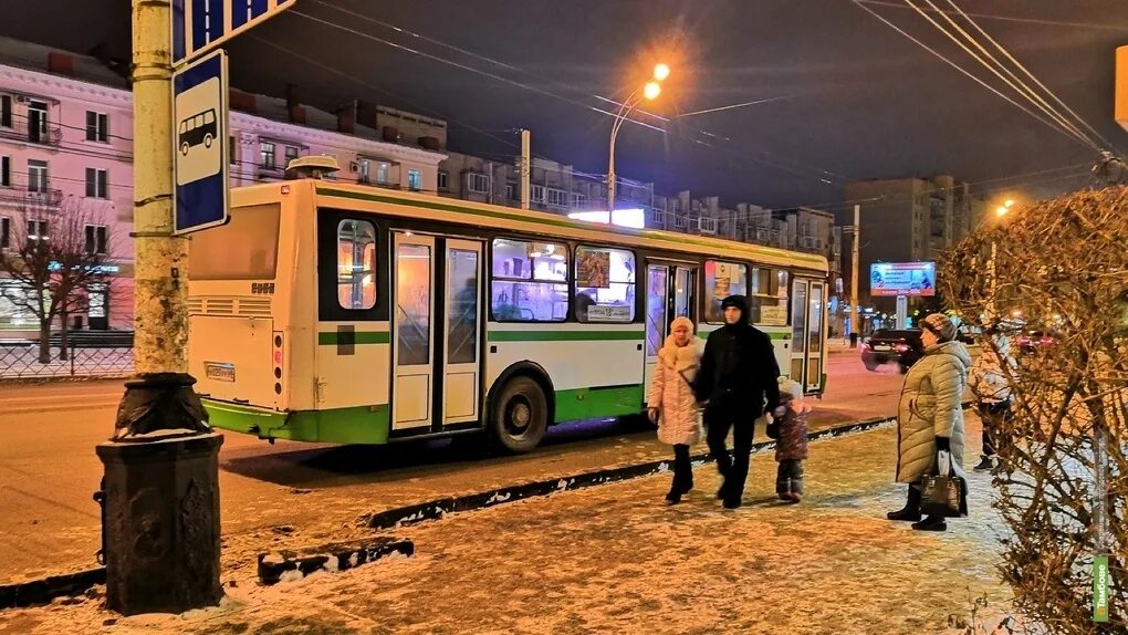 Автобус ночь зима. Общественный транспорт вечером. Автобус ночью. Автобус зимой вечером.