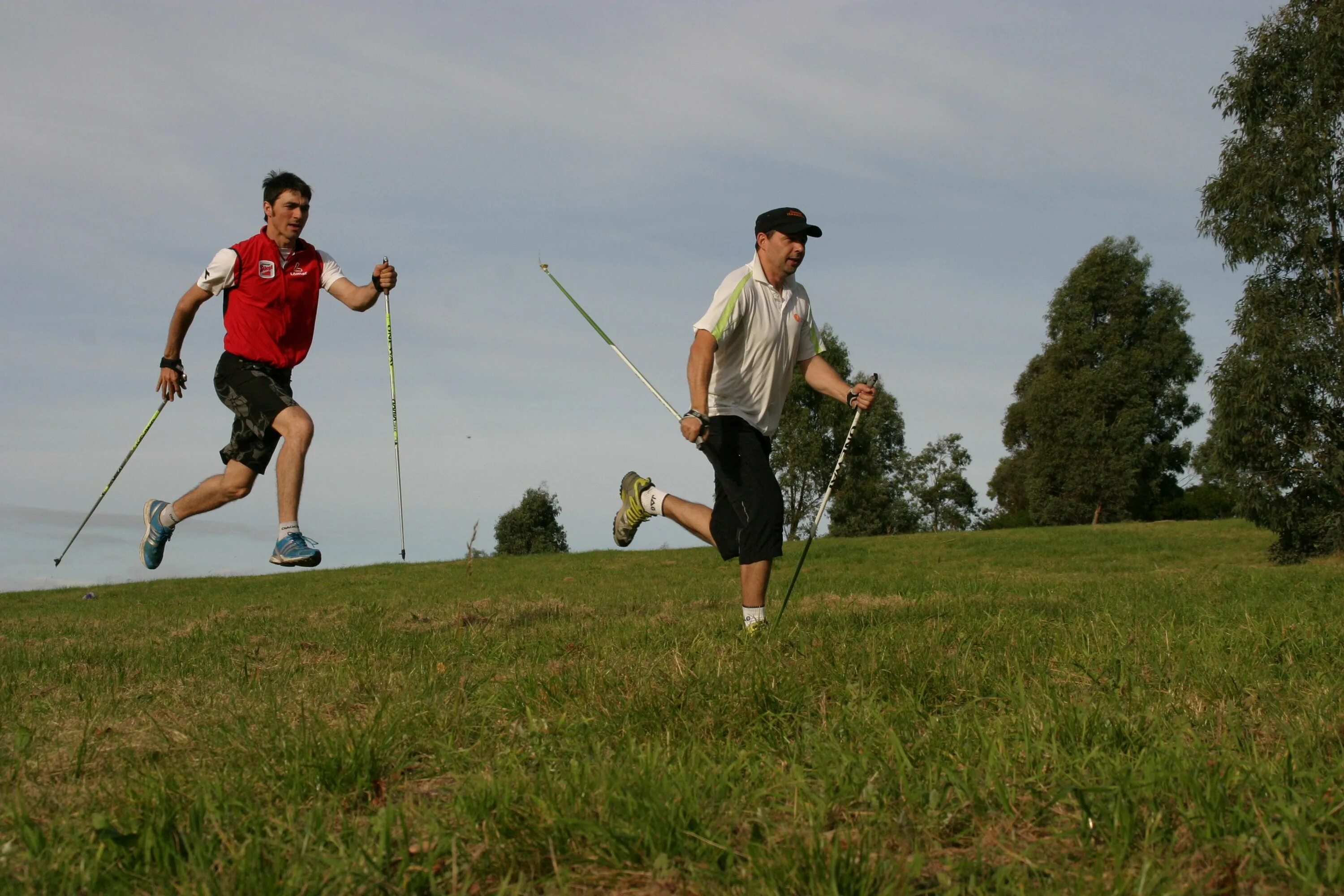 Кросс тренинг. Walking Sport. Nordic Walking в Норвегии парни. Walking Trainer.