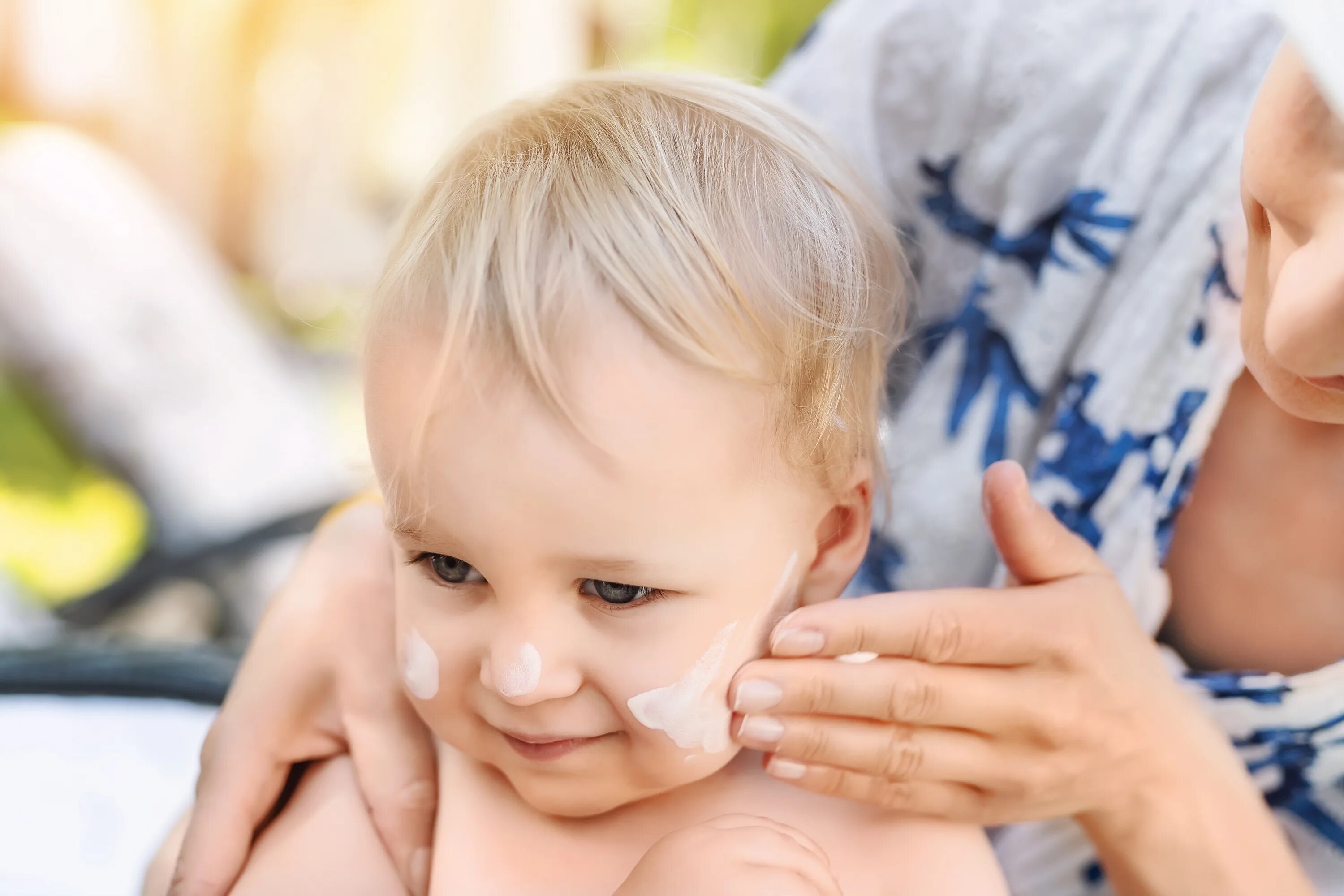Здоровая кожа ребенка. Мама мажет ребенка кремом. Moisturizing baby skin mother. Намазал маму кремом. Мажем ребенка солнцезащитным кремом.