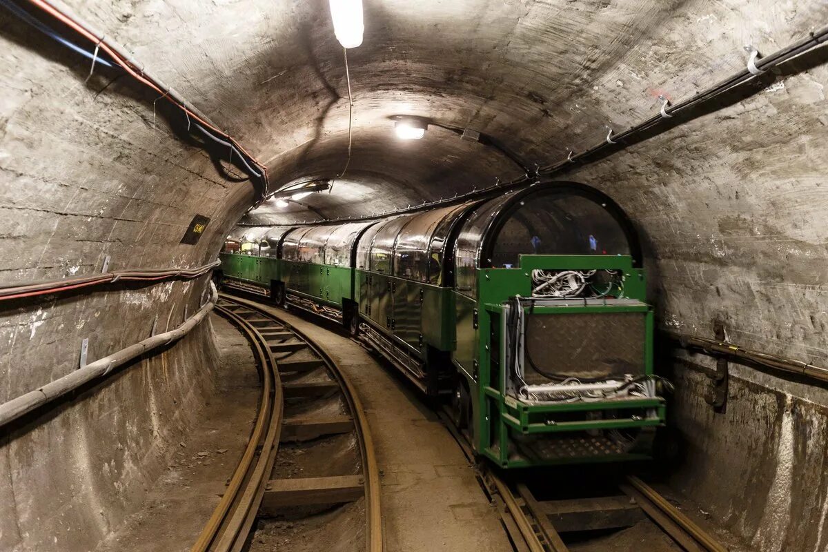 Название старого метро. Подземка катакомбы Лондон. Лондонская Почтовая железная дорога. Лондонская подземная железная дорога. Метро подземная железная дорога.