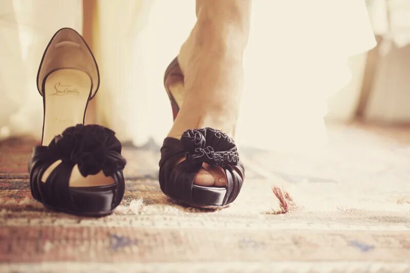 Обувь в романтическом стиле. Туфли в романтическом стиле. Обувь в стиле романтик. Романтический образ обувь и аксессуары.