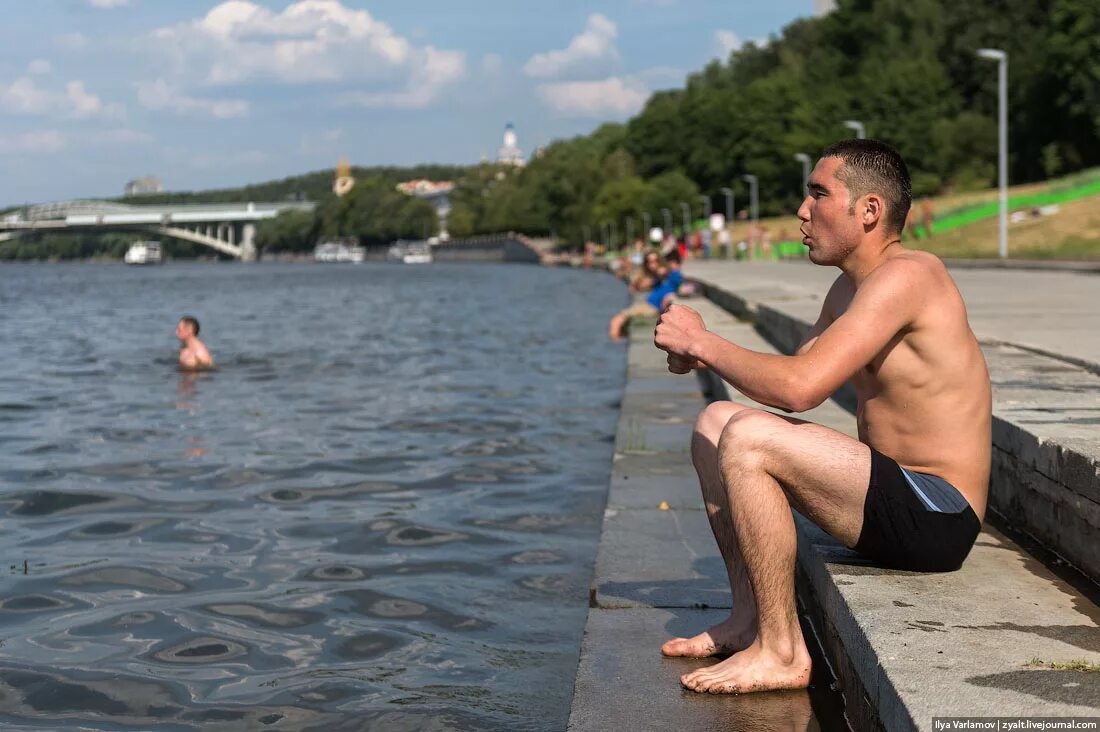 Жара в Москве. Купание в фонтане. Жара в Москве, москвичи раздеваются. Жара в Москве 1972 года. Жара купаться