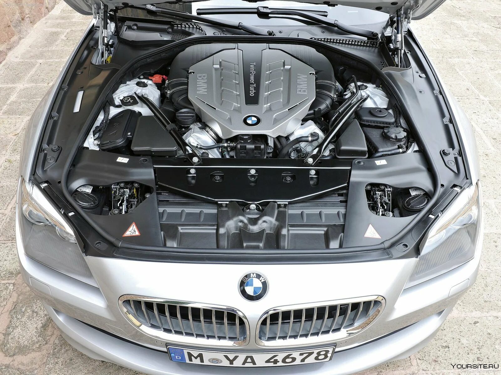 Машина с открытым капотом. Двигатель BMW 650i. БМВ 650 f06 мотор. BMW f02 под капот. BMW 650i под капотом.