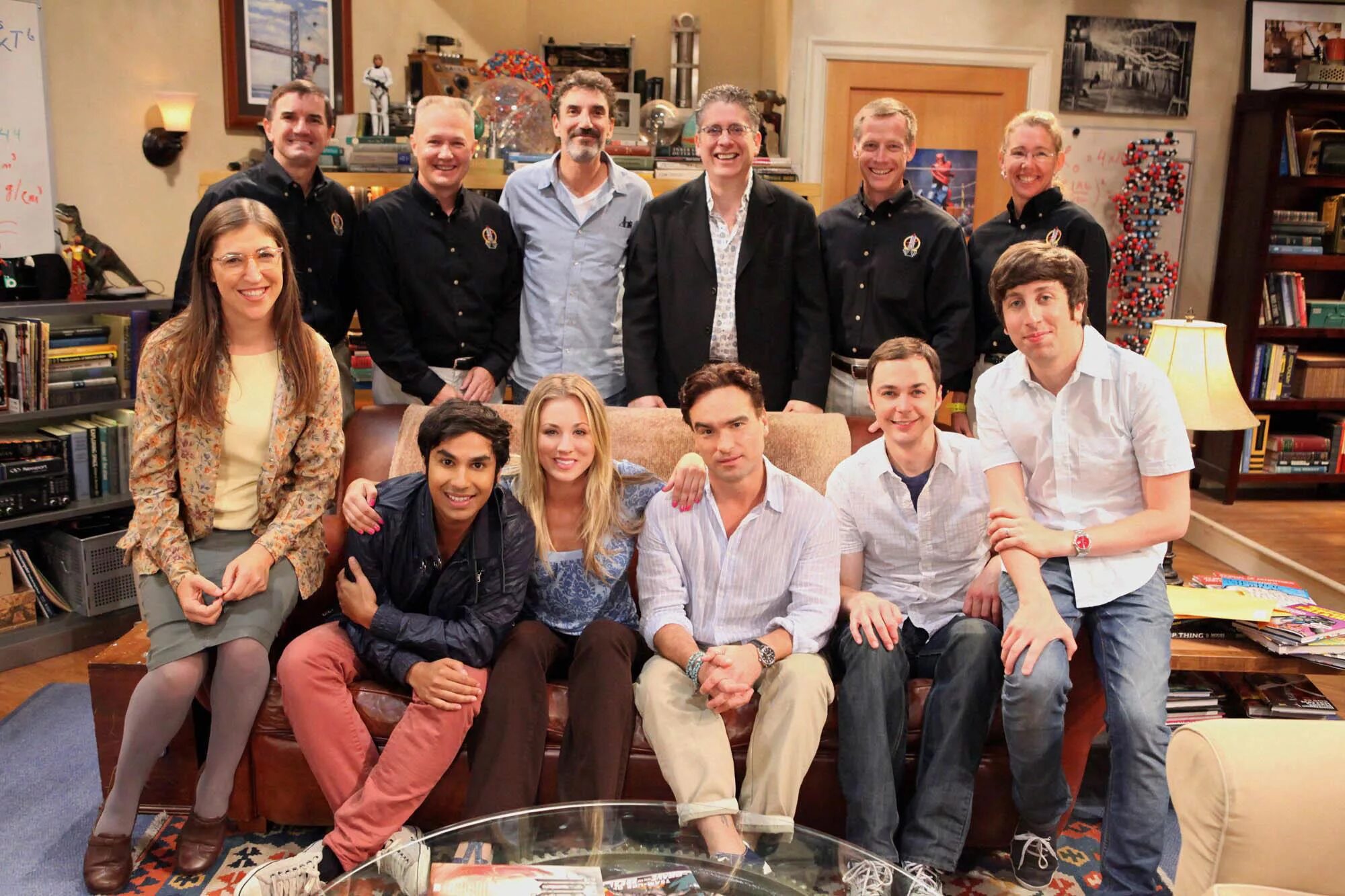 Kaley cuoco на съемках. съемочная площадка тбв. теория большого взрыва съемочная площадка. пасадена калифорния теория большого взрыва. пасадена калифорния теория большого взрыва.