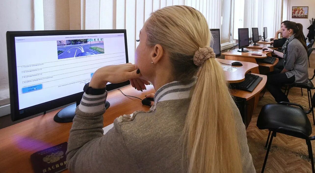 Сдача экзамена на компьютере. Экзамен в гаи. Экзамен по теории в автошколе. Экзамен в гаи теория. Сдача теории в гибдд.