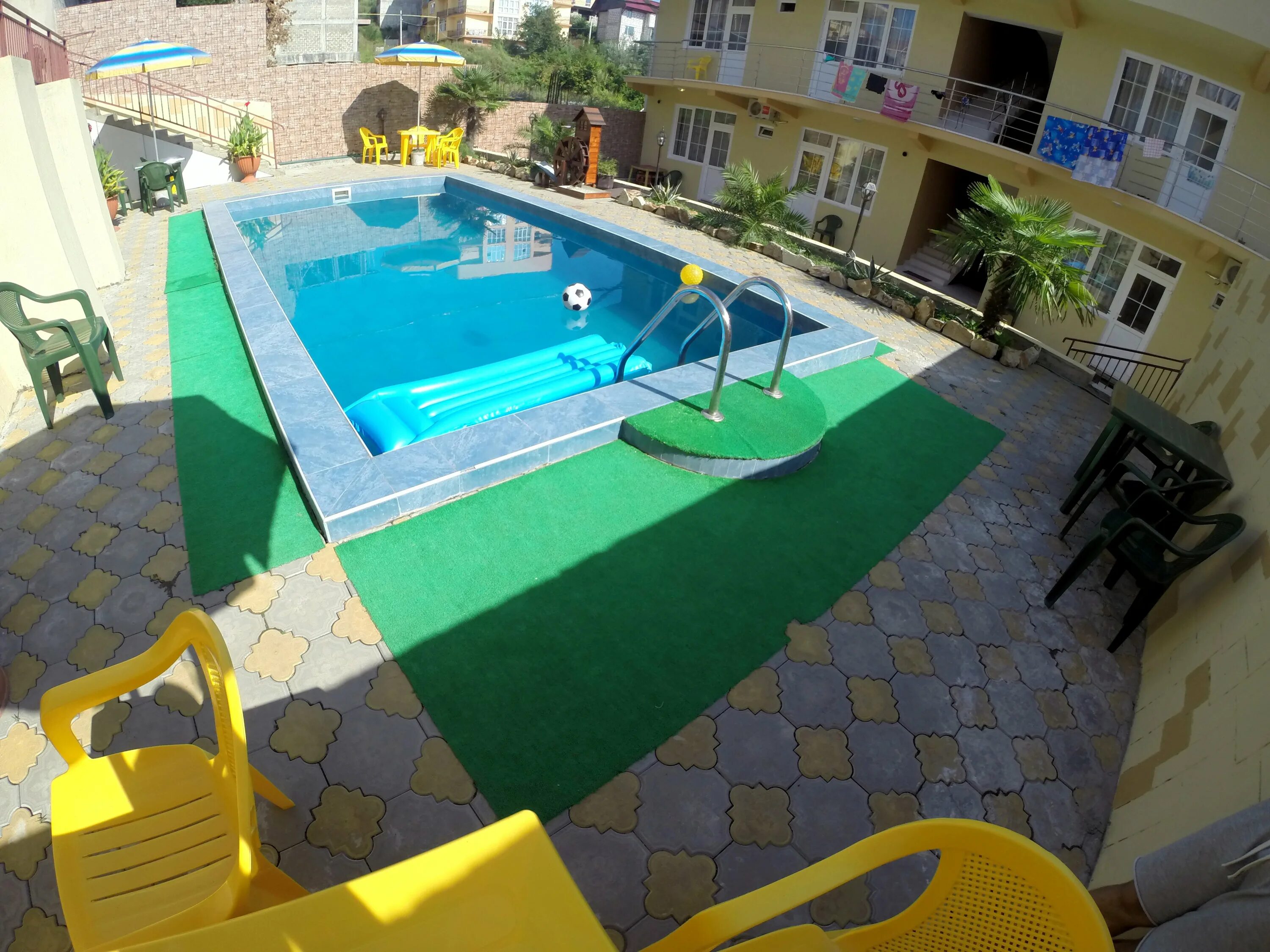 Частный сектор с бассейном. Адлер сочи дом с бассейном. Лазаревский район сочи лоо. Адлер отель арго. Адлер жилье у моря с бассейном.