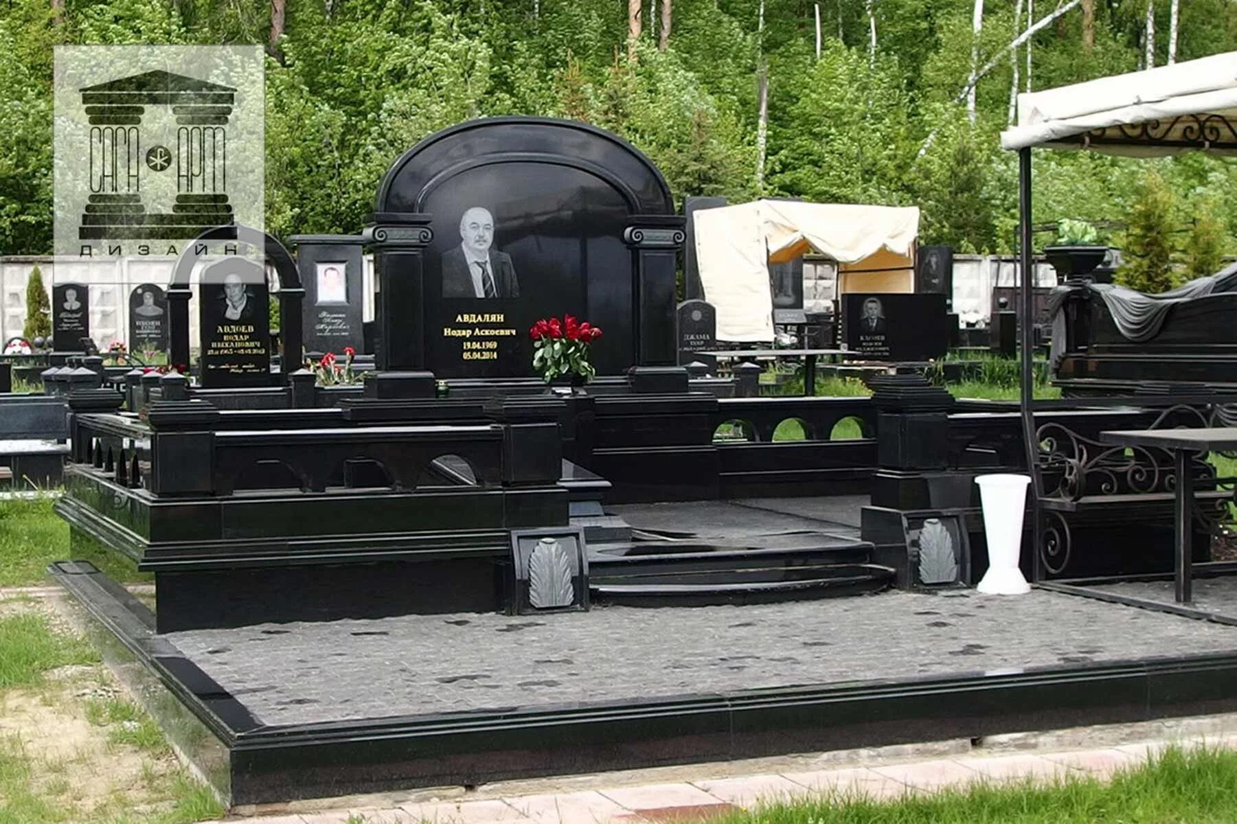 памятник гранит двойной. щербинское центральное кладбище. надгробия и памятники из гранита. памятник на могилу в щербинке. памятники на кладбище из гранита.