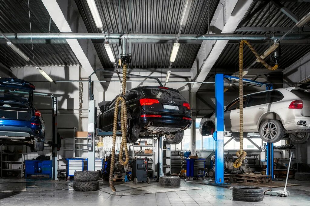 потолок в автосервисе. автомобиль в автосервисе. профессия автомеханик. слесарка в автосервисе. техобслуживание автомобиля.