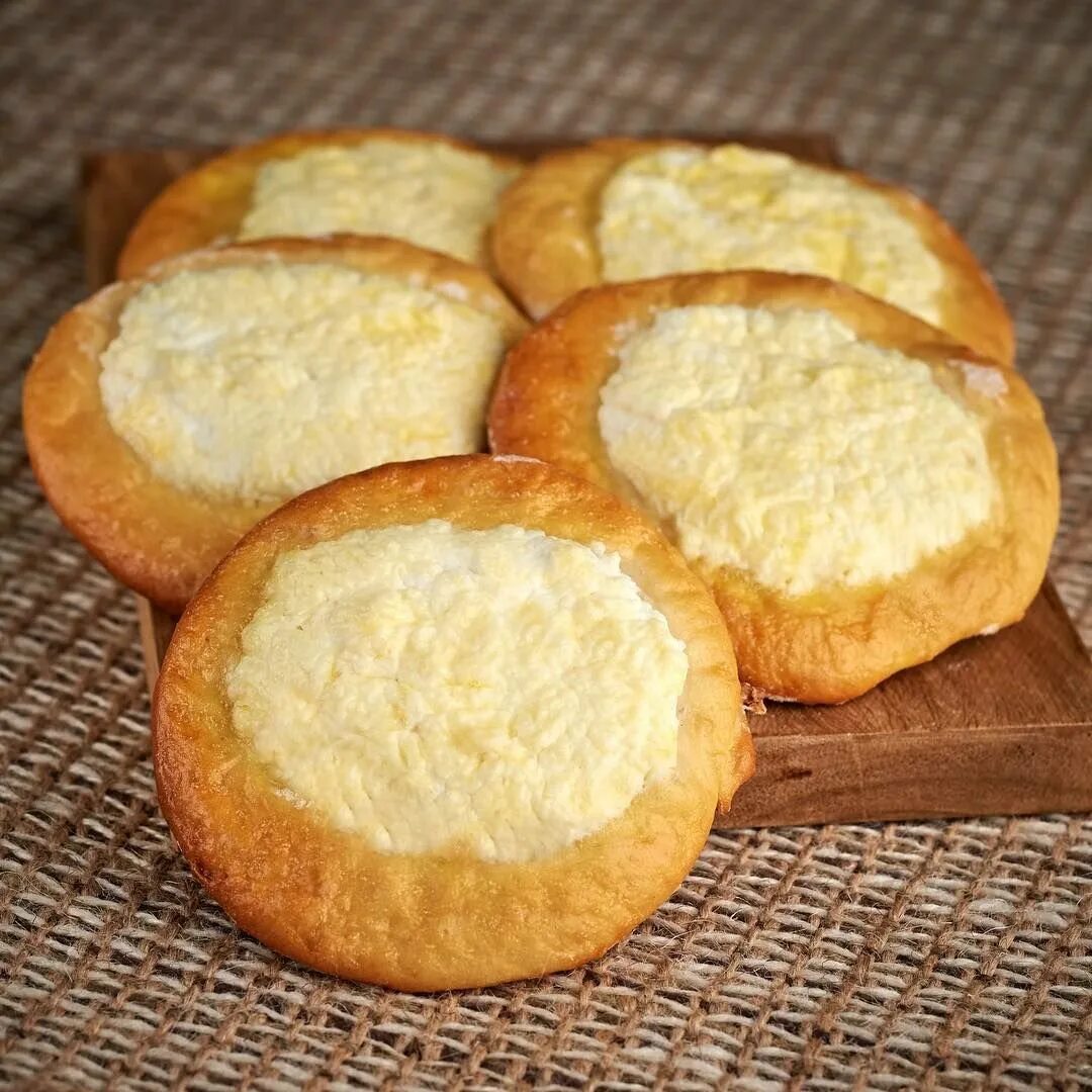 Лакомка из творога с крошкой. Ватрушка песочная лакомка. Ватрушка песочная лакомка. Песочная лакомка с творогом. Песочная лакомка с творогом.