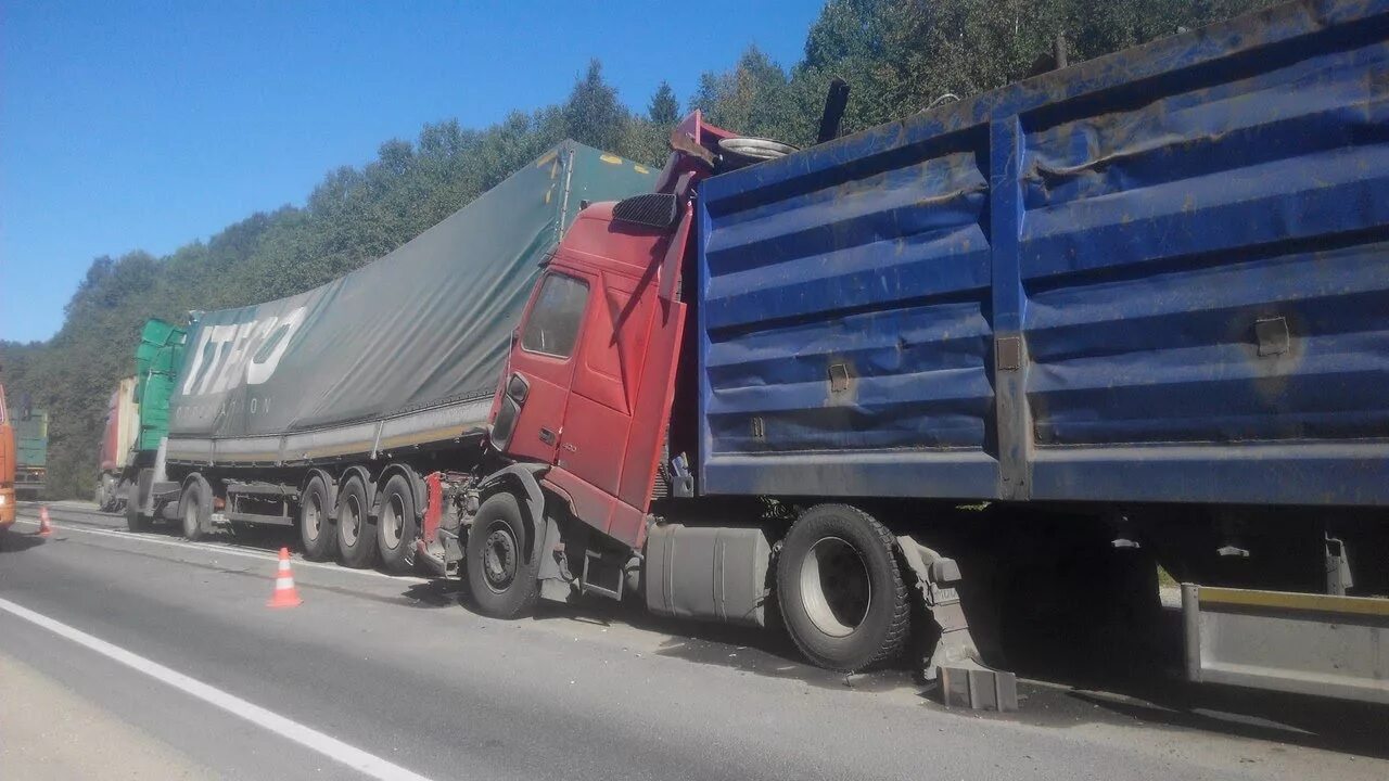 Дтп грузовые автомобили. Грузовик на трассе.