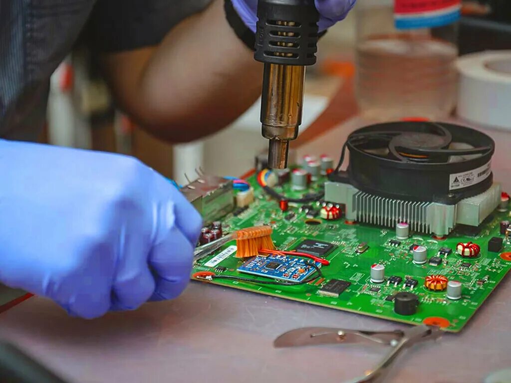 рабочее место радиомеханика. ремонт телевизоров новокосино. ремонт телевизоров новокосино. сервис новокосино. сотрудники сервис центра.