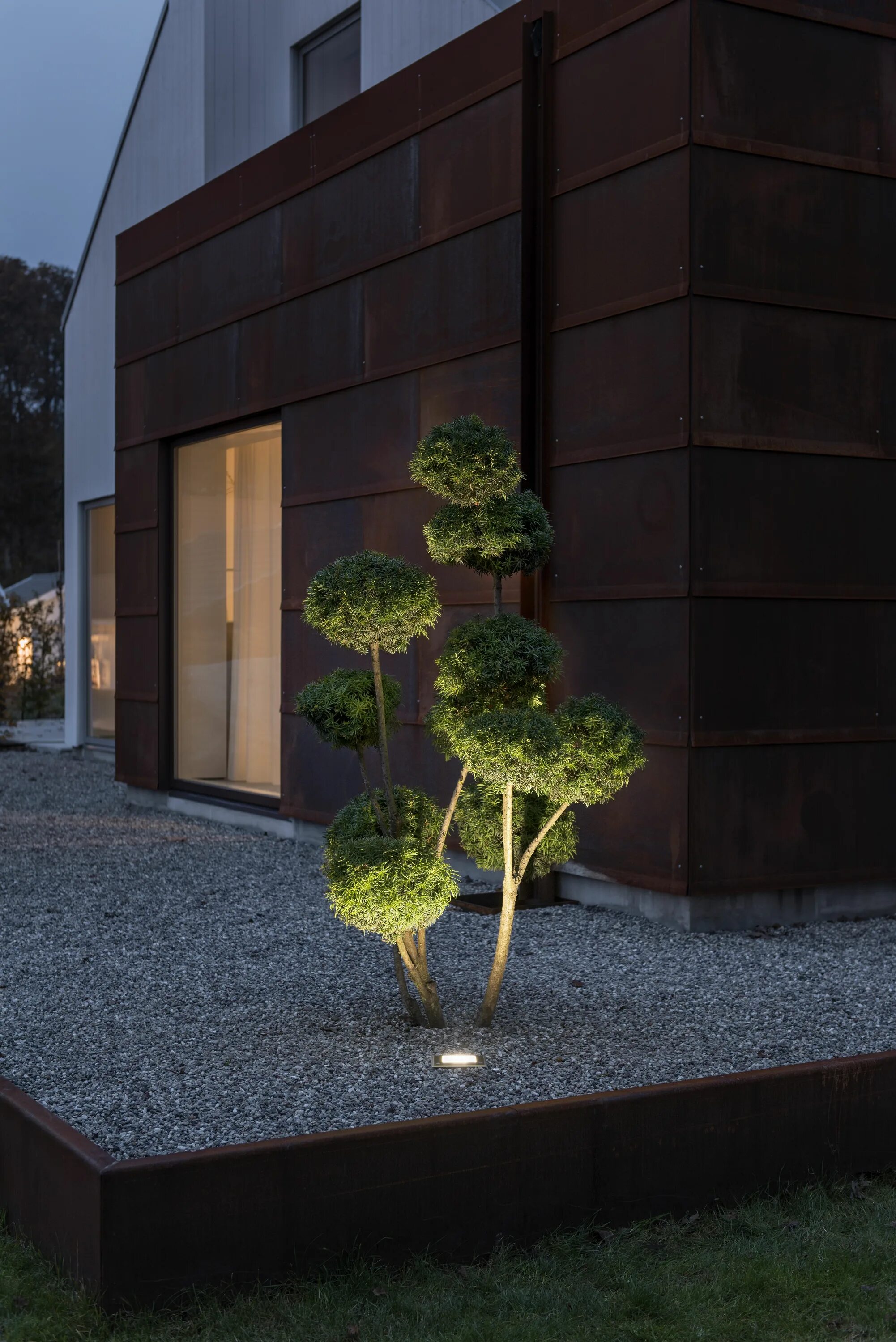 Подсветка садовых дорожек. Светильник куб в ландшафтном дизайне. Подсветка садовых дорожек. Ландшафтные светильники зимой. Подсветка уличной стены.