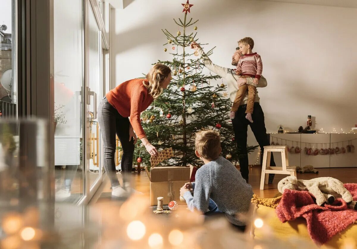 Рождество семья. Новый год семейный праздник. Семья наряжает елку. Подготовка к новому году. Новый год семья дома