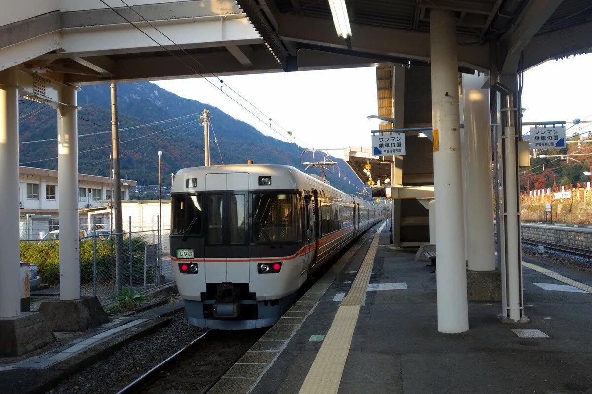 Japan railways e231-500. Поезда в японии. Пригородные поезда японии. Скоростные поезда в японии. Высокоскоростные поезда японии синкансэн.