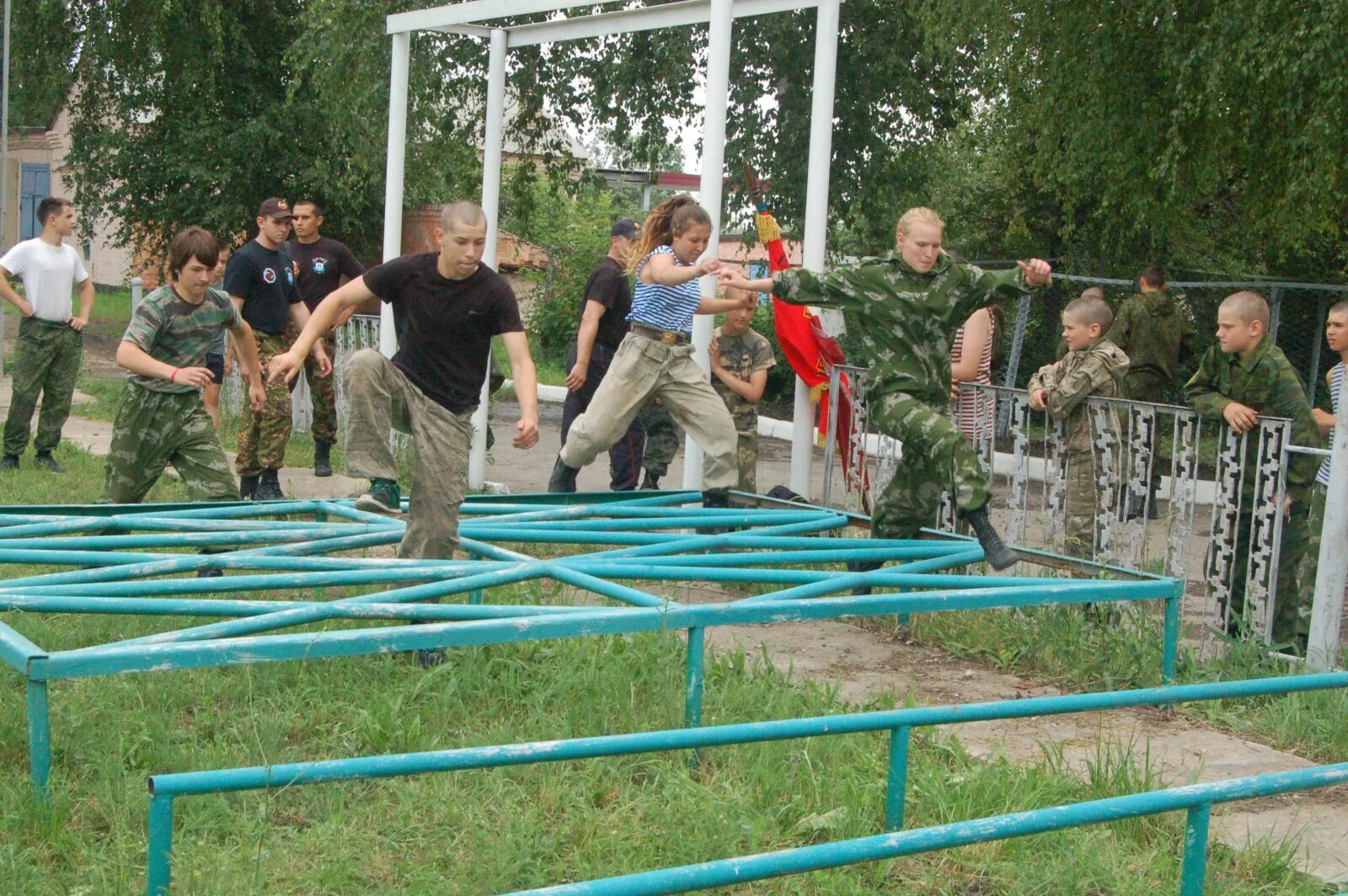 Полоса препятствий видео. Полоса препятствий армейская. Зарница полоса препятствий. Полоса препятствий соревнования. Военно-патриотические соревнования.