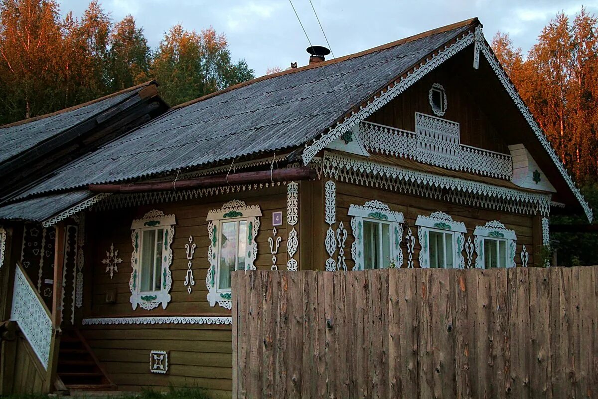 Дома старого образца. Деревенский домик. Деревенский деревянный дом. Сельский дом. Красивый деревенский дом.