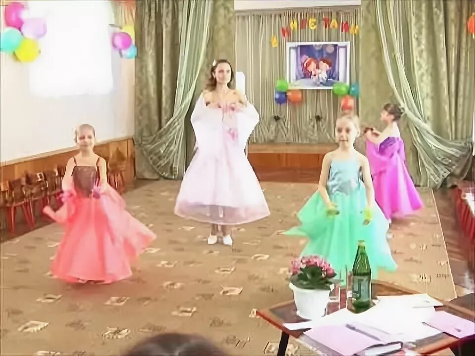 Вальс цветов танец в детском саду. Цветочки для танца в садике. Балетная студия грация. Вальс цветов в детском саду. Танец с цветами в детском саду.