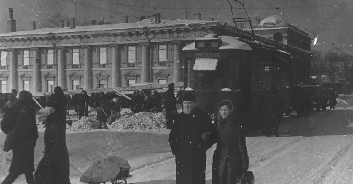 Первый трамвай в блокадном ленинграде. Ятб-1 троллейбус. 15 апреля 1942 трамвай в блокаду. Блокадный трамвай ленинграда памятник. Первый трамвай в блокадном ленинграде.