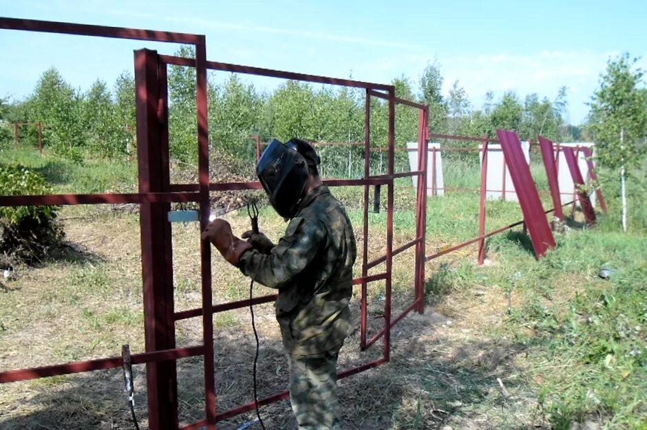 Сварка забора. Монтаж забора. Каркас забора. Сварщик забор. Монтаж забора монтаж заборов рф price