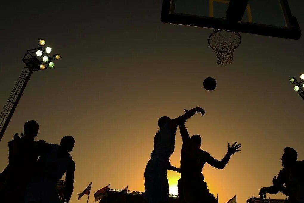 В баскетбол играют 3 на 3. 3 X 3 стритбол. Стритбол 3х3 Москва. Уличный баскетбол. Баскетбол стритбол.