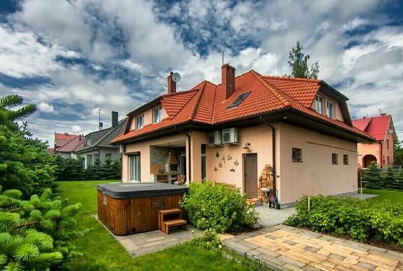 Микрорайон алтайский в краснодаре. Индивидуальный жилой дом в городе. Дом 5 этажка. Реновация улицы. Пятеро домов.