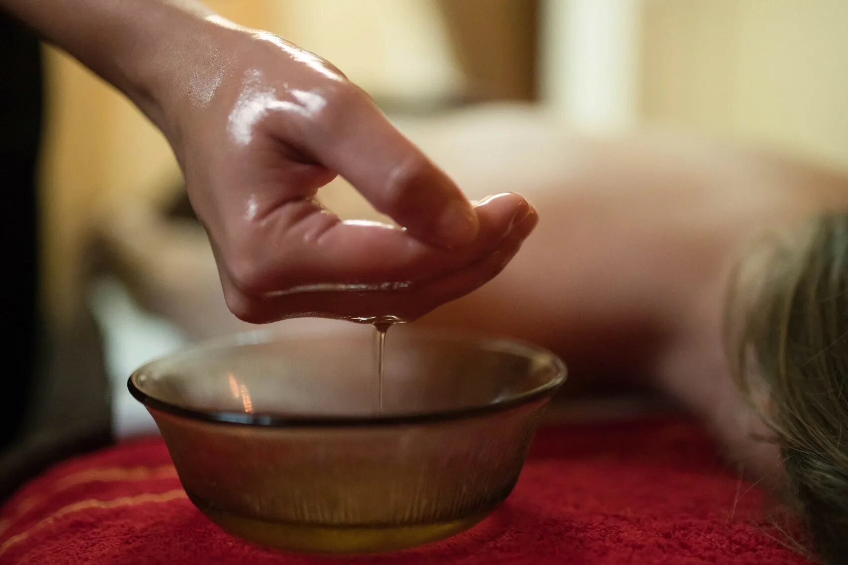 Traditional massage parlor. Аюрведа и панчакарма. Панчакарма Керала. Аюрведа массаж. Массаж аюрведическая.