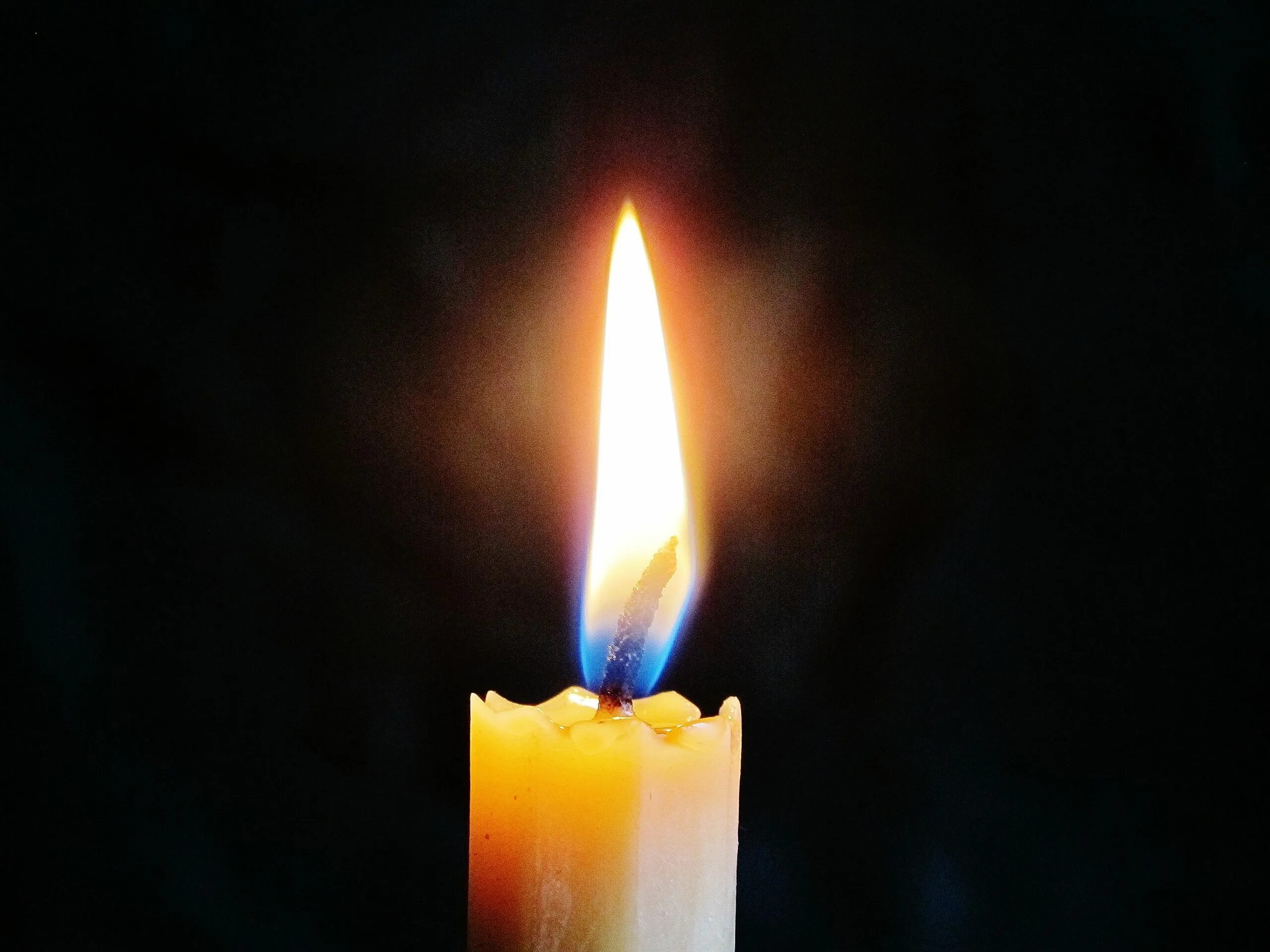 Горящая свеча на черном фоне скорбим. Траурная свеча. Свеча скорби. Свечка памяти. Горящая свеча.