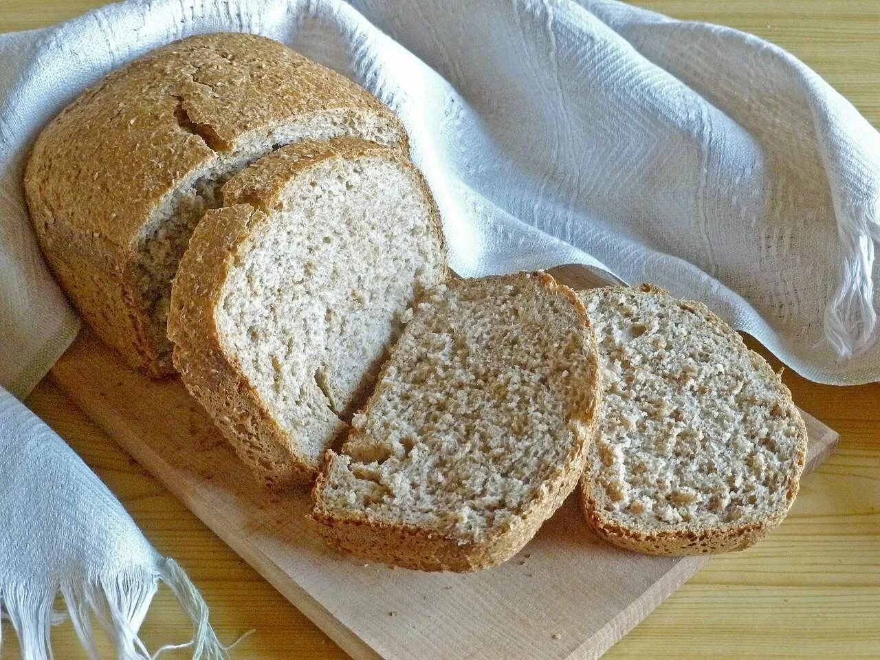 Хлеб из отрубей в духовке. Хлеб пшеничный отрубной. Хлеб с отрубями это отрубной хлеб. Ржаной отрубной хлеб. Хлеб из отрубной муки.