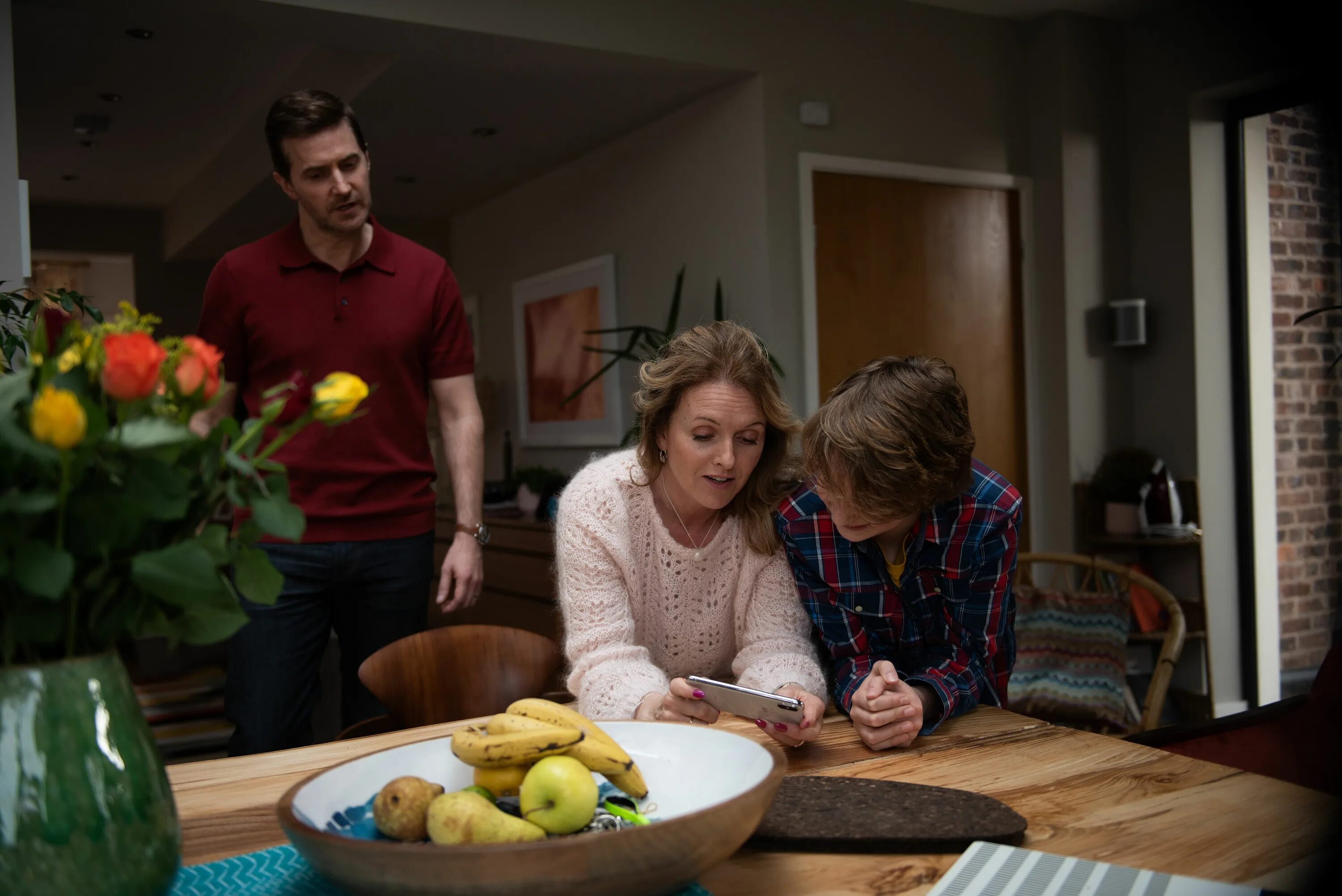 Незнакомка сериал 2020 нетфликс. Незнакомец сериал 2020. Сериал незнакомка 2020. Незнакомка сериал 2020 постер. The stranger.