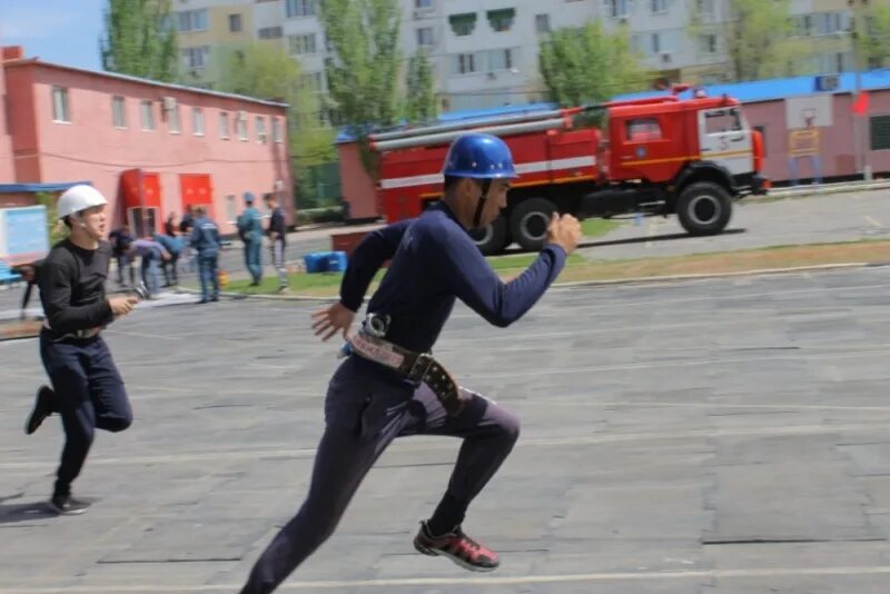 Главный тренер по пожарно-прикладному спорту. Команда Москвы по пожарно прикладному спорту. Пожарно-прикладной спорт институт МЧС В Екатеринбурге 2022. Сторож в астрахани